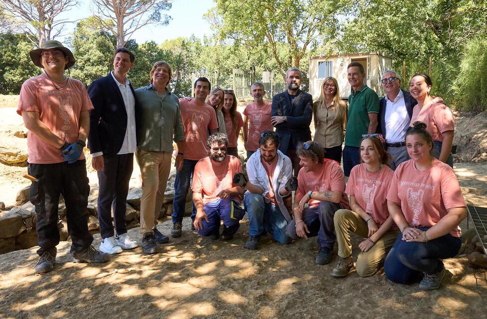 Il gruppo di studenti, archeologi, amministratori e dirigenti del progetto di scavo a Montereggi durante la presentazione di ieri mattina (foto Juri Autovino)