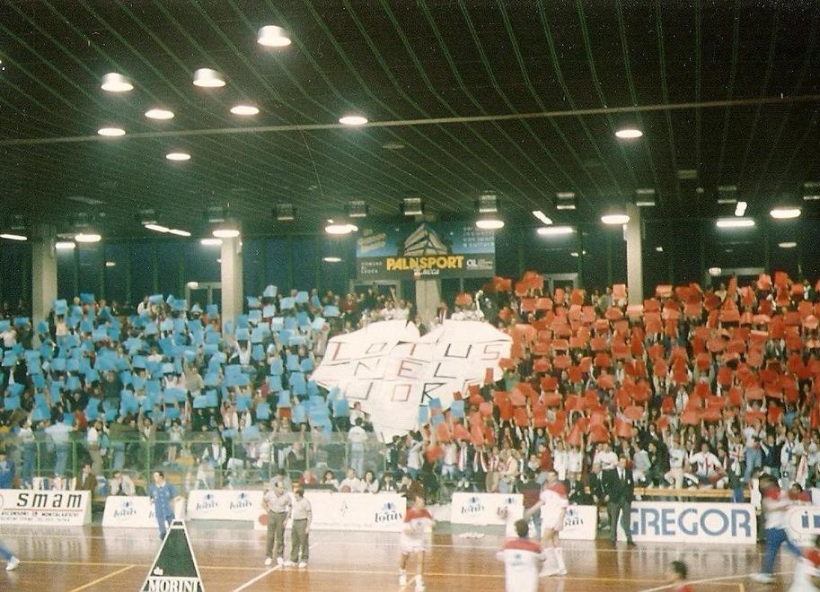 Tifosi dello Sporting Club al Palatagliate ai tempi dell’esilio lucchese a cavallo degli anni Ottanta e Novanta