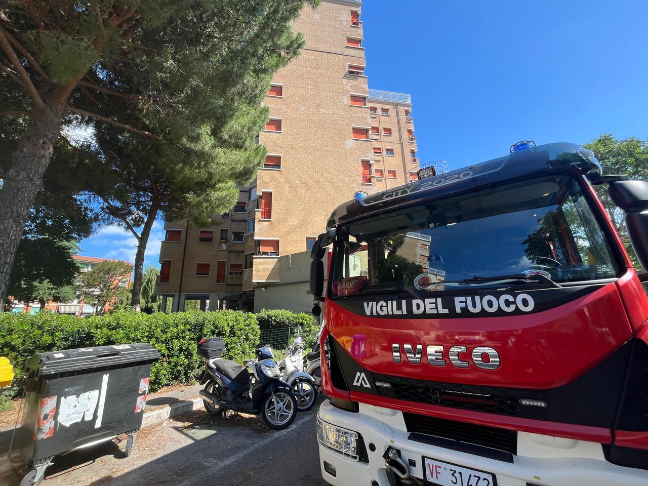 
	I pompieri in via Passaponti (foto Franco Silvi)

