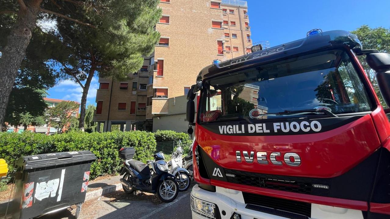 I pompieri in via Passaponti (foto Franco Silvi)