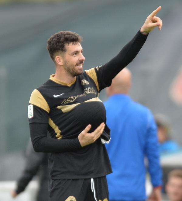 Fabrizio Caligara esulta dopo un gol segnato con la maglia dell’Ascoli: il centrocampista è “monitorato” anche dal Pisa