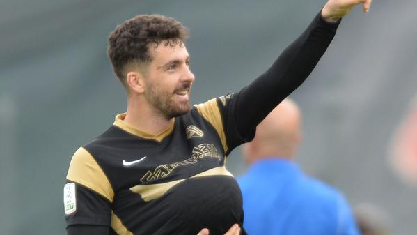 Fabrizio Caligara esulta dopo un gol segnato con la maglia dell’Ascoli: il centrocampista è “monitorato” anche dal Pisa