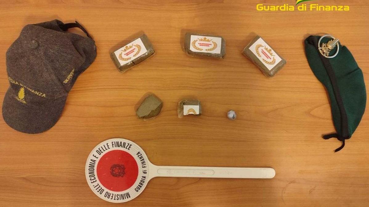 Cagliari, droga nello zaino e a casa tra calze e mutande: arrestato