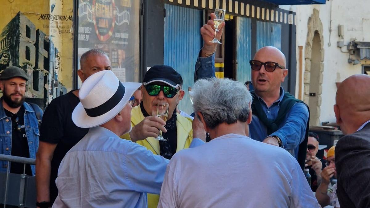 Il bar, la moto e la solita combriccola: a Zocca è iniziata l’estate di Vasco