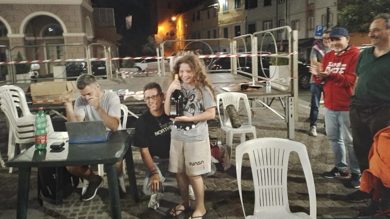 Edoardo Fulgentini premiato dopo un torneo vinto (foto d'archivio)
