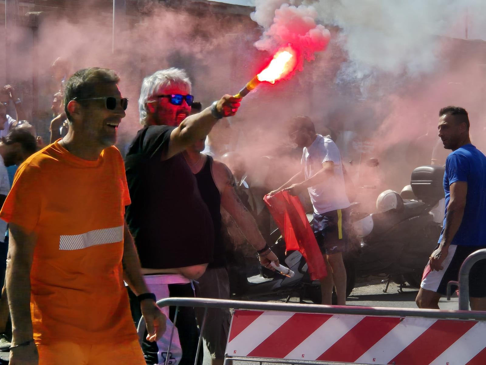 Un momento della protesta dei portuali