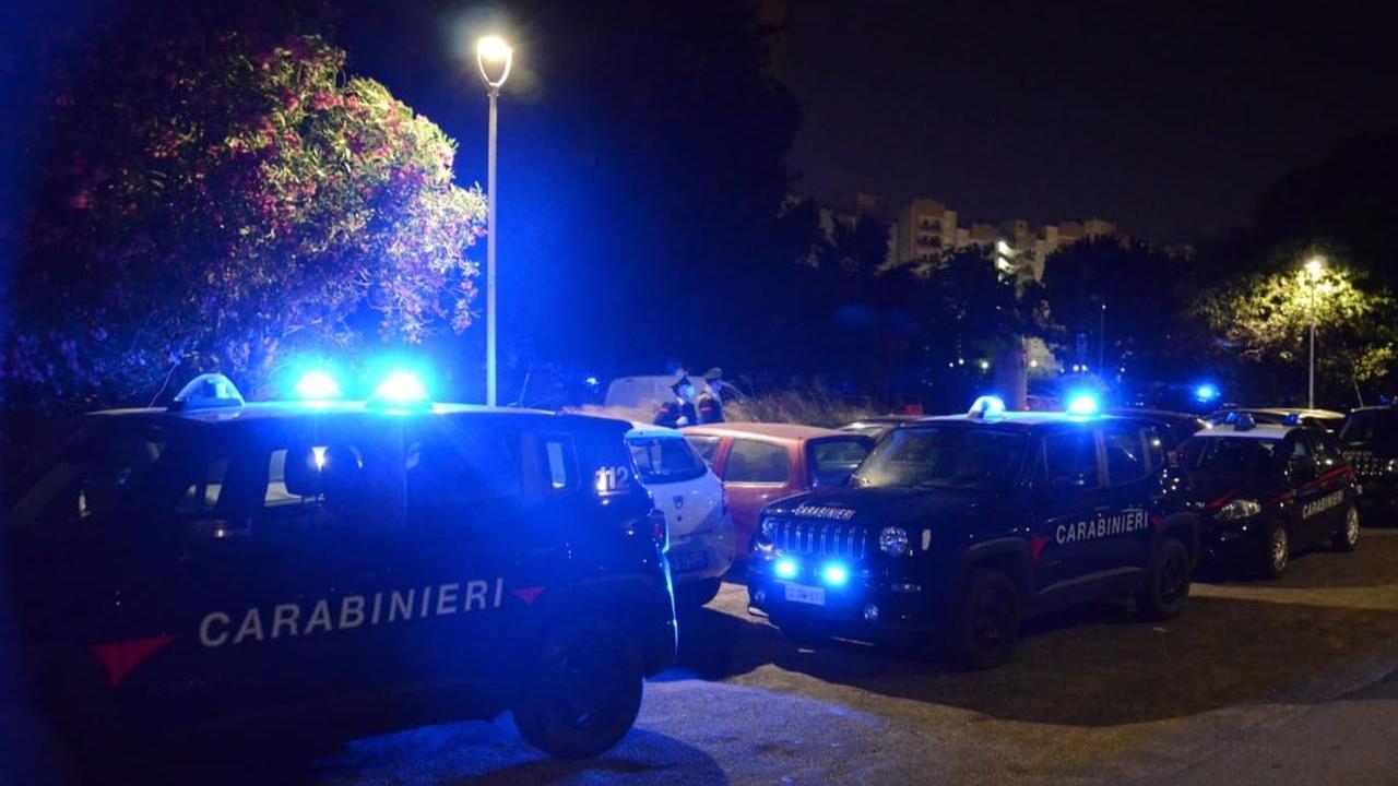 Palpeggia una donna per strada a Cagliari, arrestato 47enne