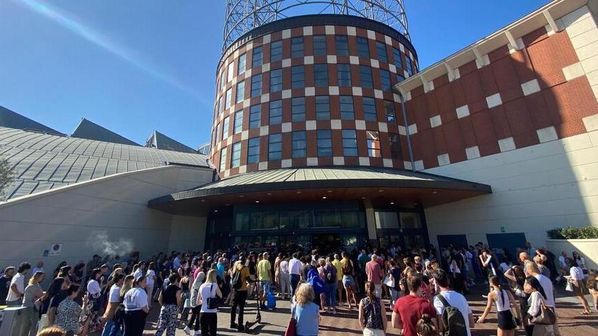 Follia saldi, ai Gigli in 1.200 hanno atteso l'apertura fin dalle prime luci del giorno