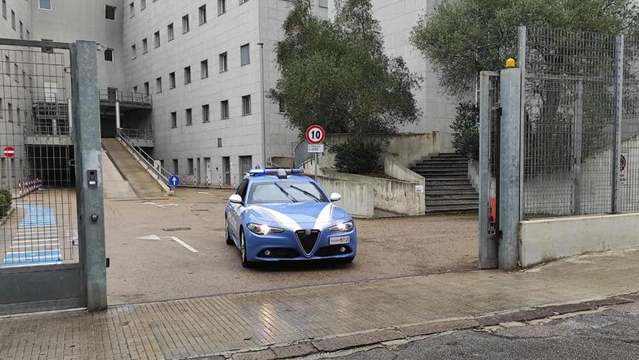 Sassari, aggredisce i passanti, rovescia tre scooter e sputa contro gli agenti: arrestato un libero professionista