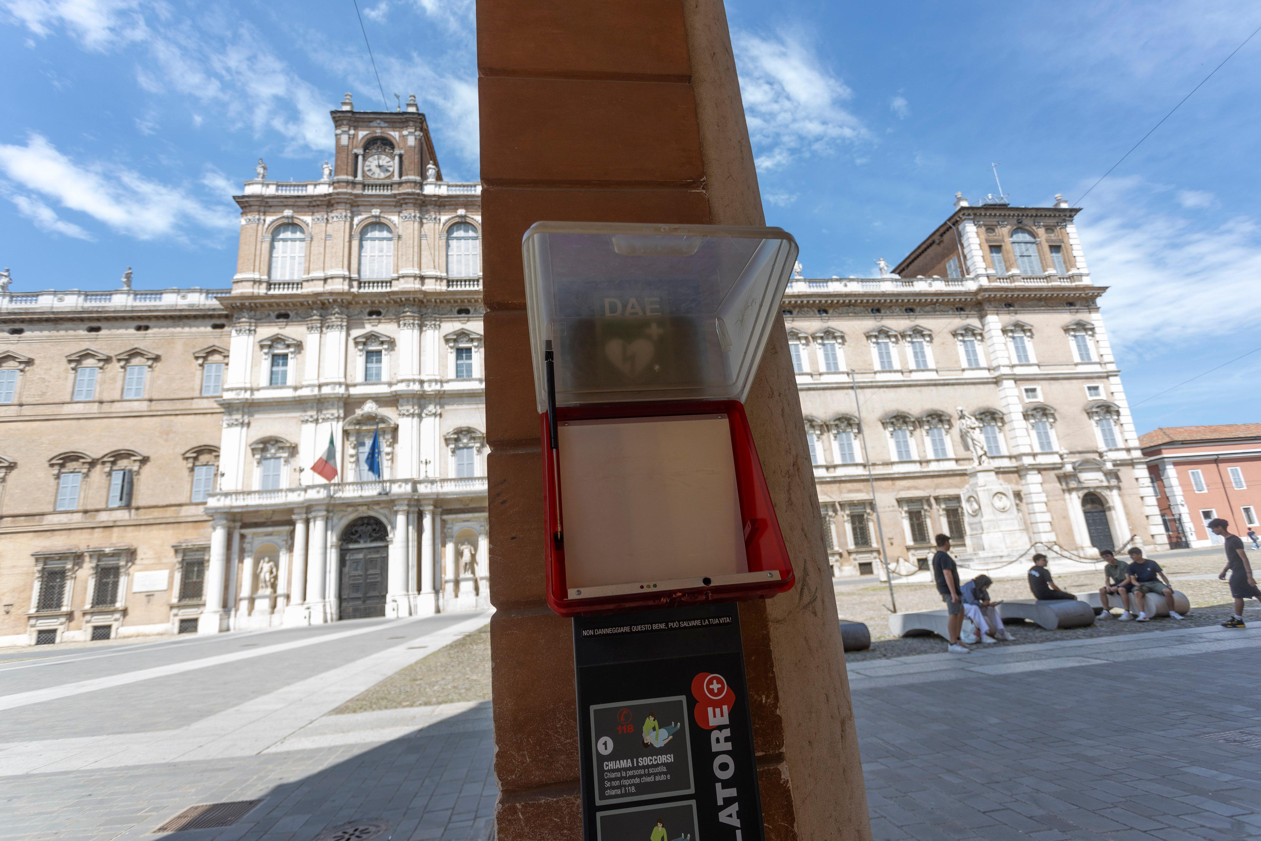 Defibrillatore chiuso in piazza Roma a Modena: «Questo è il rispetto della vita?»