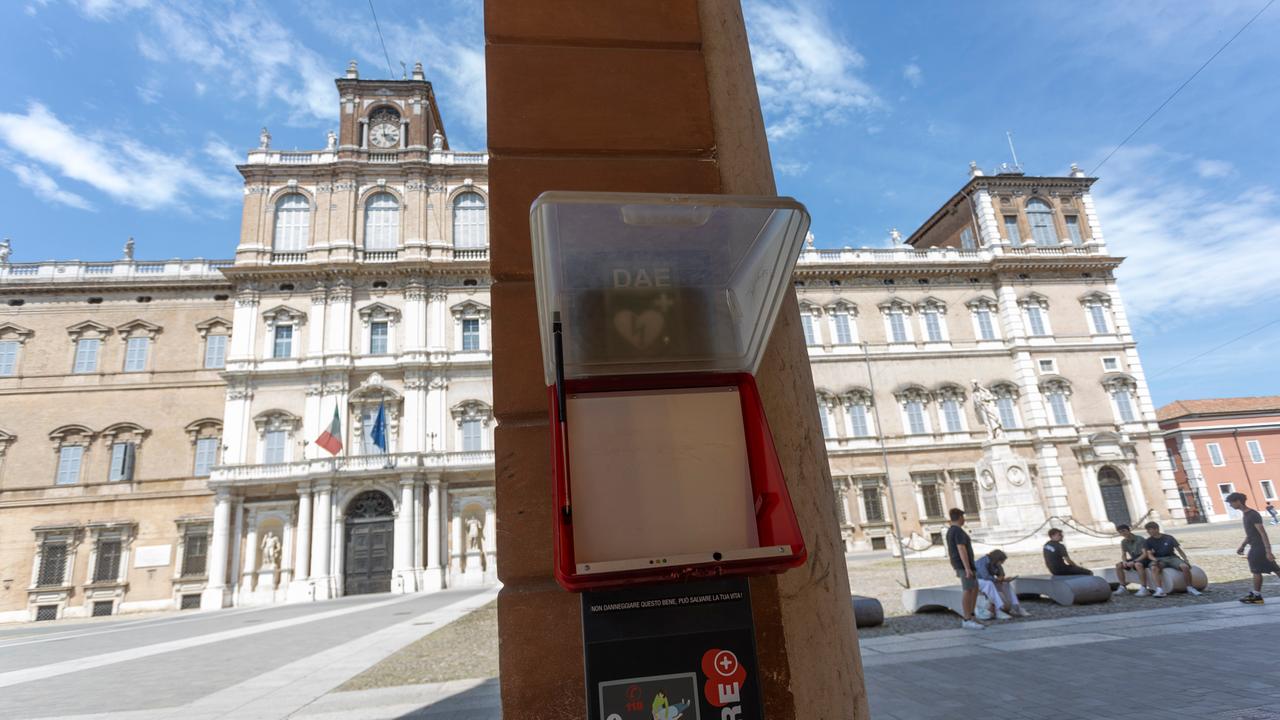 Defibrillatore chiuso in piazza Roma a Modena: «Questo è il rispetto della vita?»