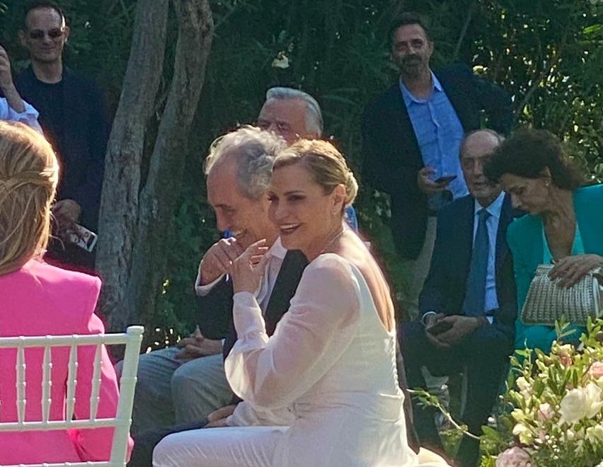 Fiori d'arancio per Simona Ventura: a Rimini le nozze con Giovanni Terzi celebrate da Stefano Bonaccini
