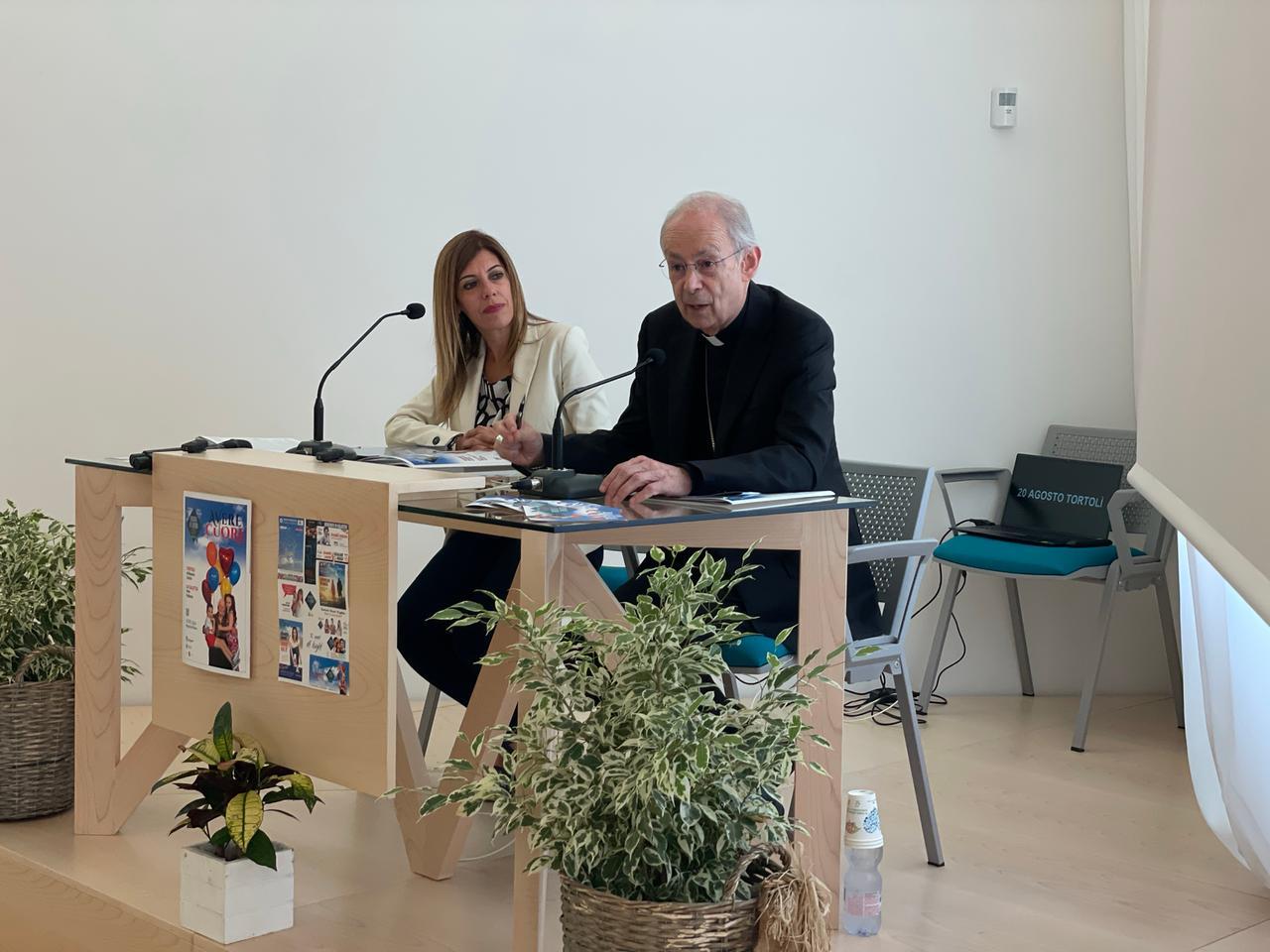 
	Il vescovo Antonello Mura e Claudia Carta, direttrice del mensile L'Ogliastra

