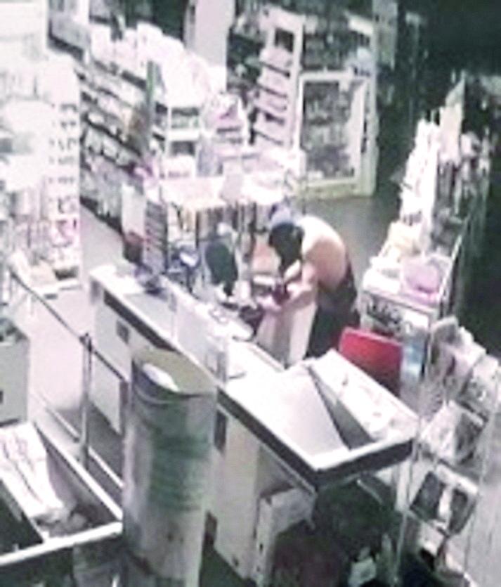 Correggio, forza la porta del “Di Tutto” e ruba il fondocassa