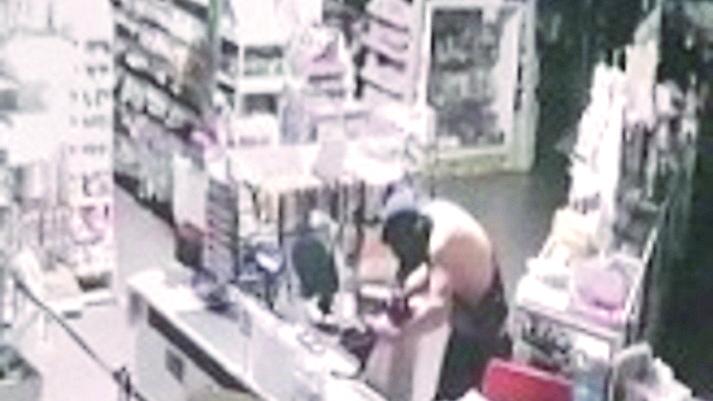 Correggio, forza la porta del “Di Tutto” e ruba il fondocassa