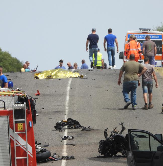 Incidente mortale, la disperazione dell’amico di fronte ai corpi sull’asfalto: «Dovevo esserci anche io»