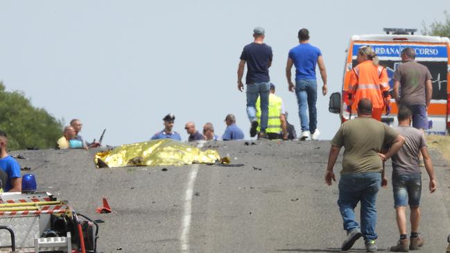 Incidente mortale, la disperazione dell’amico di fronte ai corpi sull’asfalto: «Dovevo esserci anche io»