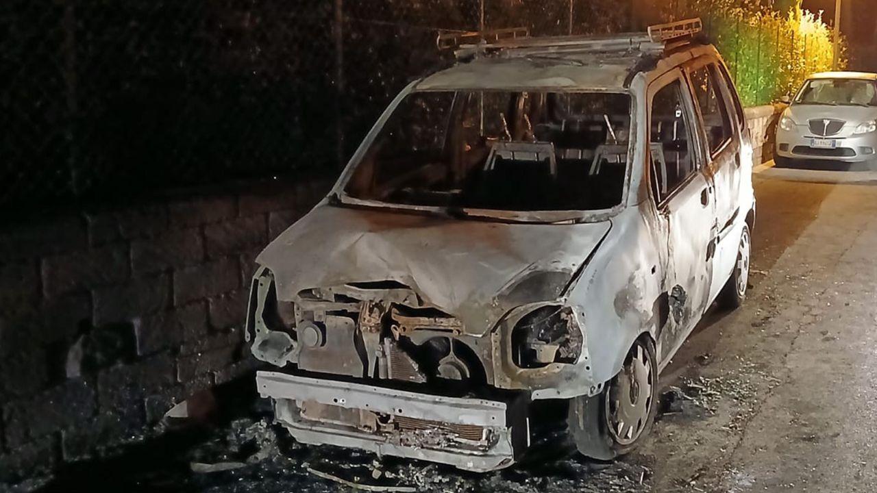 
	Una delle auto bruciate


