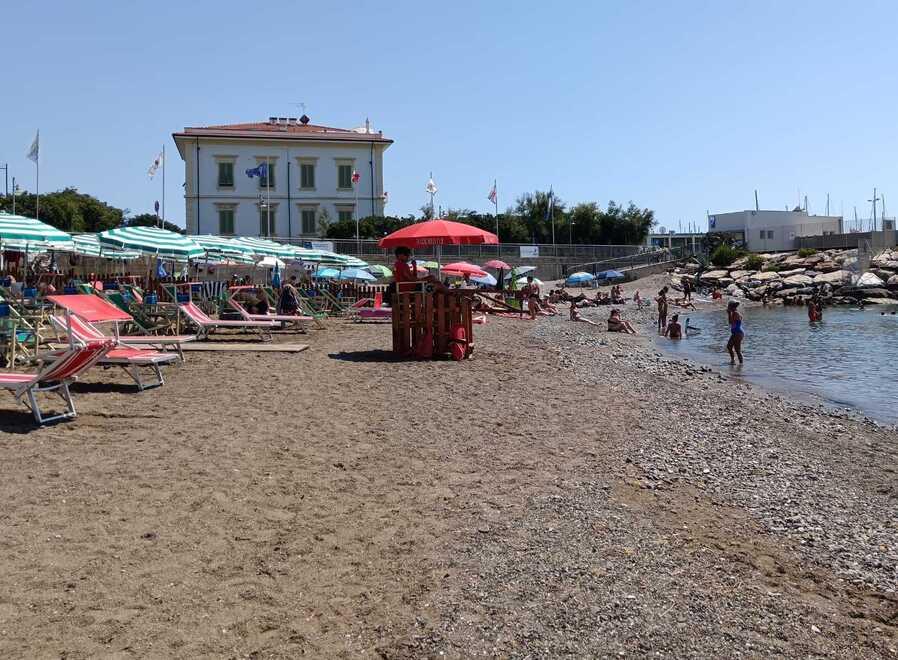 Rosignano, donna muore per un malore in mare: chi è la vittima