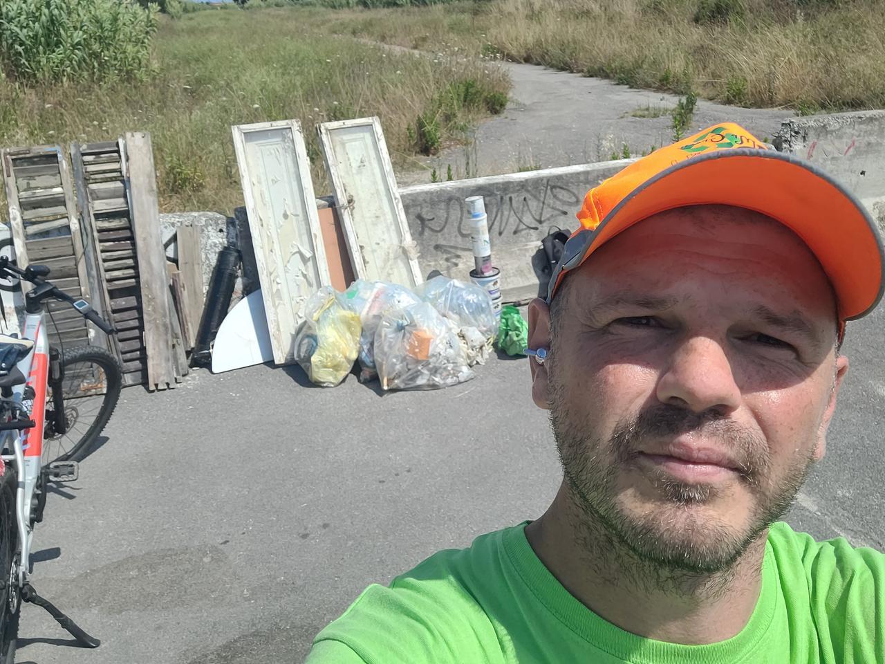 Tre finestre, un ventilatore, tinta: Mr Green ripulisce largo Petrolini a Livorno