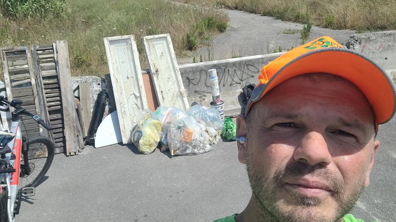 Tre finestre, un ventilatore, tinta: Mr Green ripulisce largo Petrolini a Livorno