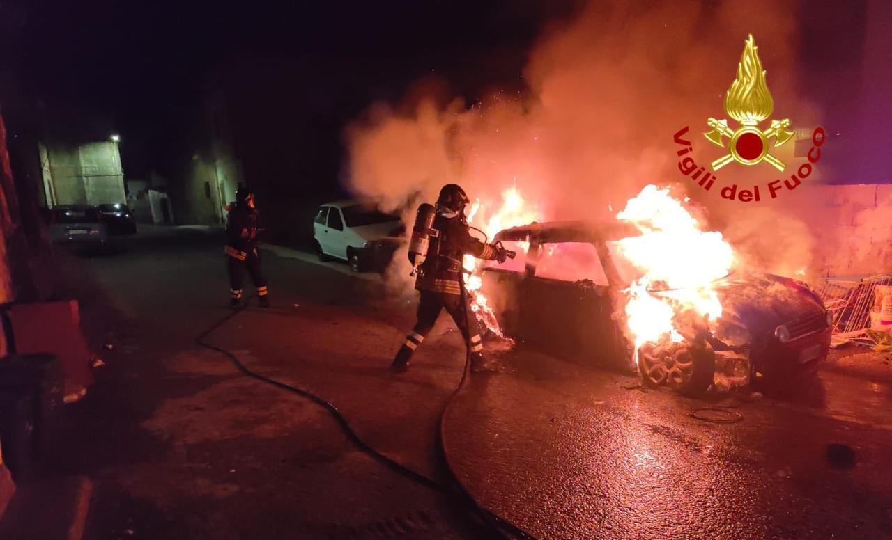Attentato incendiario nella notte a Torpé: bruciate due auto in centro