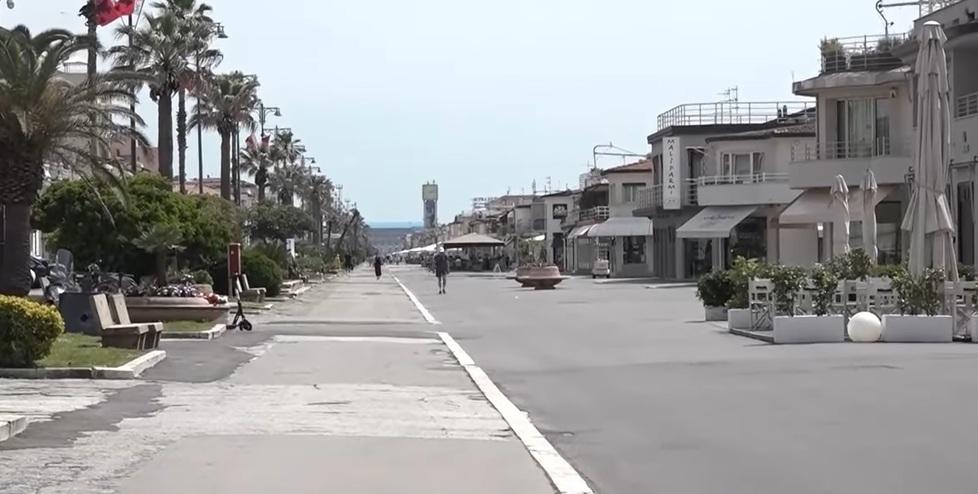 Un’immagine della Passeggiata di Viareggio con le sue attività