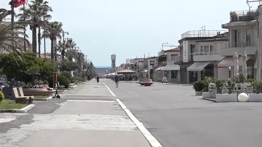 Un’immagine della Passeggiata di Viareggio con le sue attività