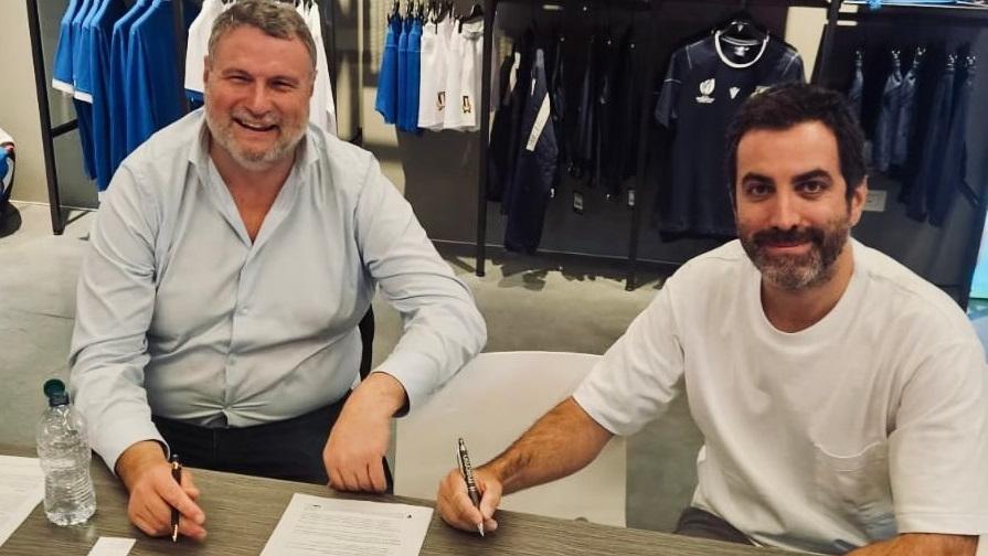 La firma dell’accordo con Macron con il presidente Joel Esciua