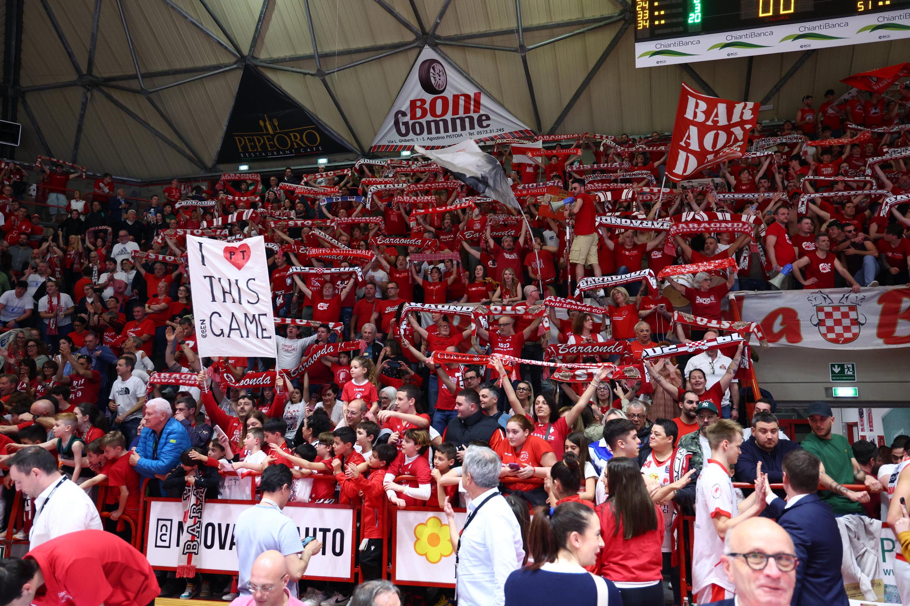 Tifosi della Baraonda sugli spalti della curva biancorossa (foto Nucci/Innocenti)