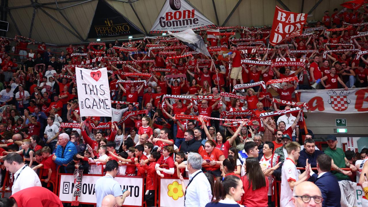 Tifosi della Baraonda sugli spalti della curva biancorossa (foto Nucci/Innocenti)