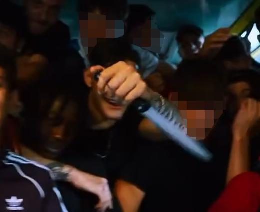 Viareggio, machete e coltelli sul bus nel nuovo videoclip rap