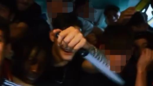 Viareggio, machete e coltelli sul bus nel nuovo videoclip rap