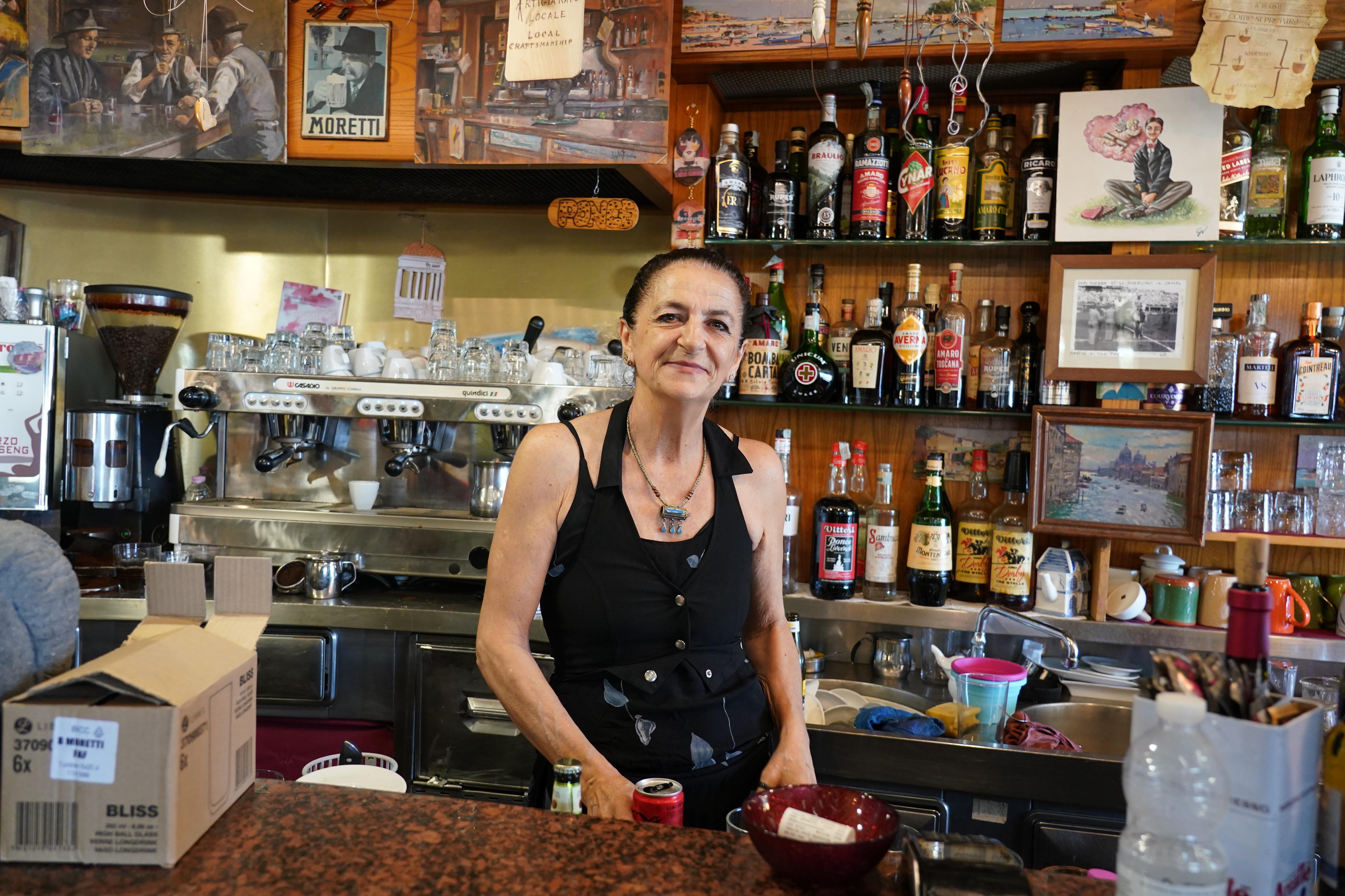 Bar degli Artisti, no alla chiusura: «Cresciuti qui, è il nostro oratorio»