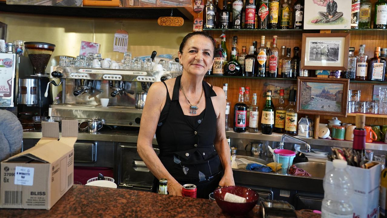 Bar degli Artisti, no alla chiusura: «Cresciuti qui, è il nostro oratorio»