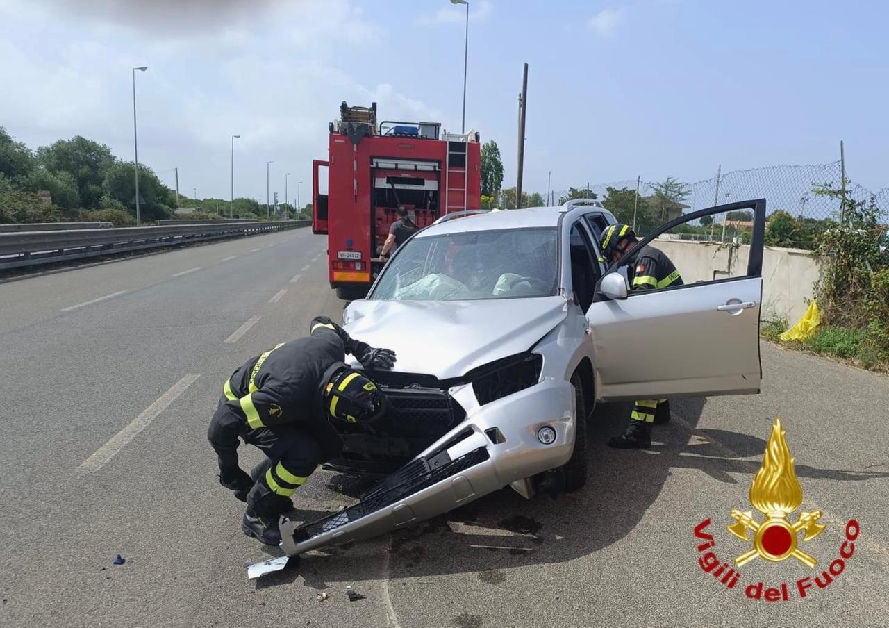 Sassari, auto esce di strada e finisce contro un palo: tre feriti soccorsi dal 118