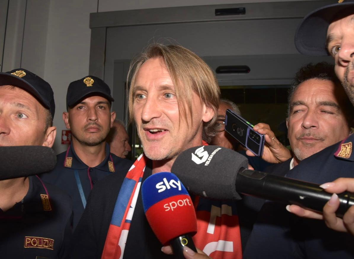 
	Davide Nicola in aeroporto<em> (foto Mario Rosas)</em>

