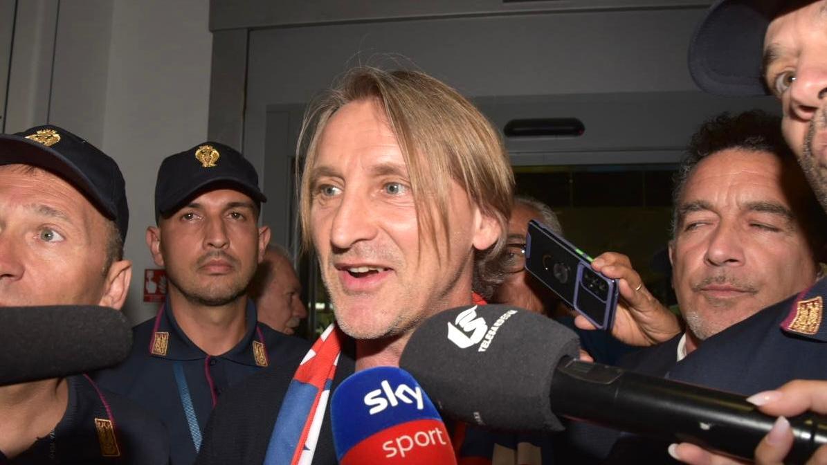 Davide Nicola in aeroporto<em> (foto Mario Rosas)</em>