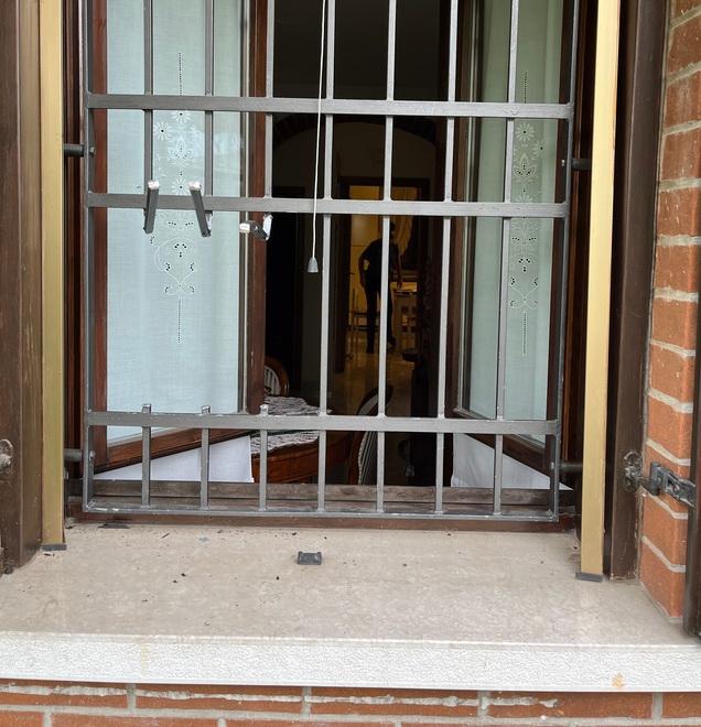 Ferrara, ladri in casa mentre è in montagna. I vicini tornano e li fanno fuggire