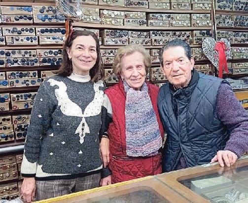 Da destra Sileno Santini, Editta Sassetti e la figlia Maria Pia Santini nella loro Casa del bottone in via Paglialunga, nel cuore del centro storico, in un’immagine del 2020 scattata nel negozio (foto Bf)