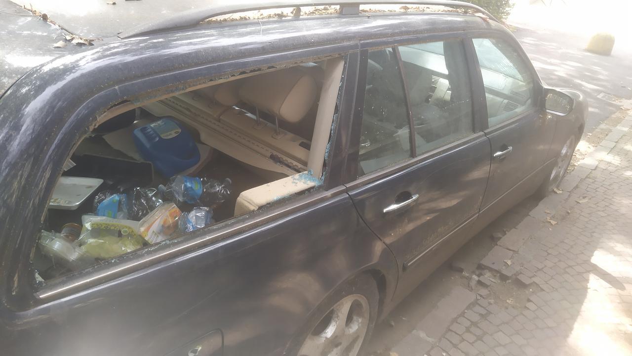 Carpi, auto di lusso abbandonate: «Sono diventate pattumiere»