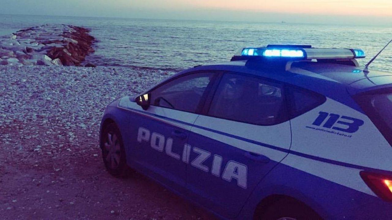 Una volante della polizia lungo il litorale massese (foto di archivio)