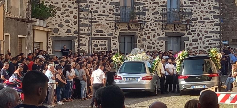 Paulilatino, l'ultimo saluto ai giovani motociclisti morti: «È il dolore di una comunità»