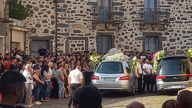 Paulilatino, l'ultimo saluto ai giovani motociclisti morti: «È il dolore di una comunità»