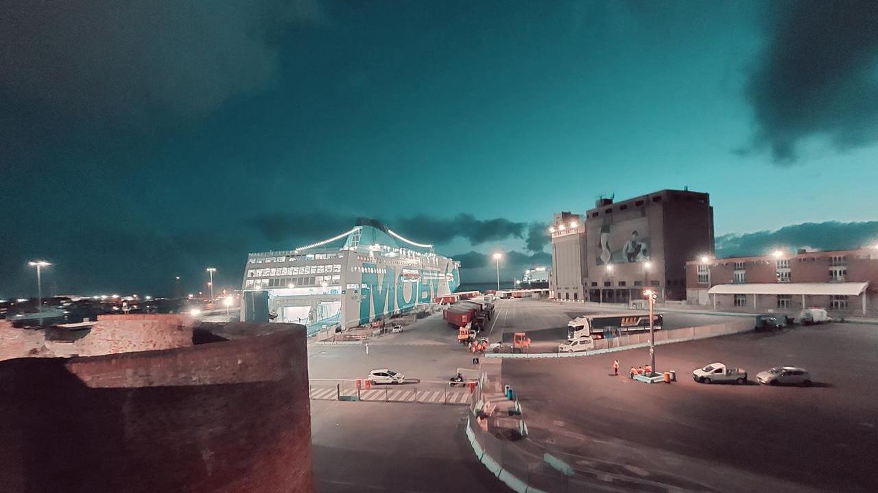 Livorno, il porto, le vacanze: buon lunedì da Paola Maranca