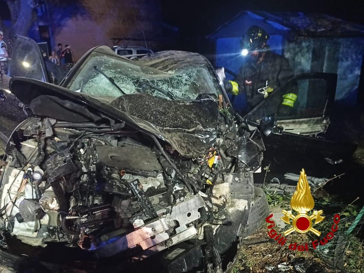 Buti, incidente nella notte: auto distrutta e un uomo finisce in ospedale