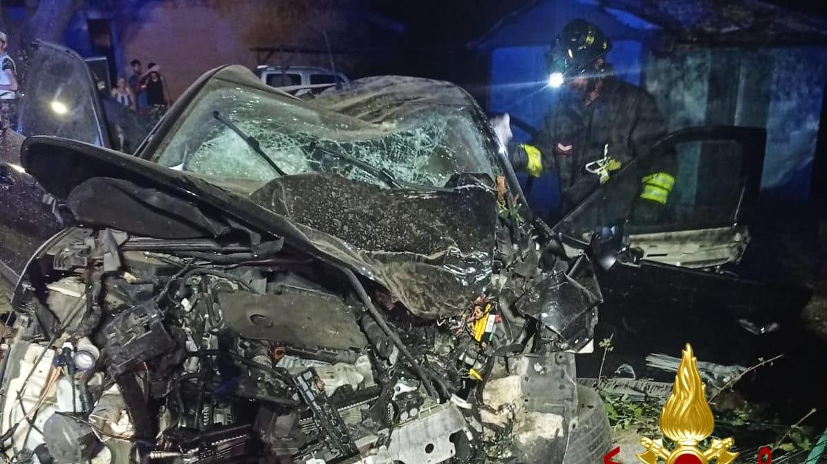 Buti, incidente nella notte: auto distrutta e un uomo finisce in ospedale