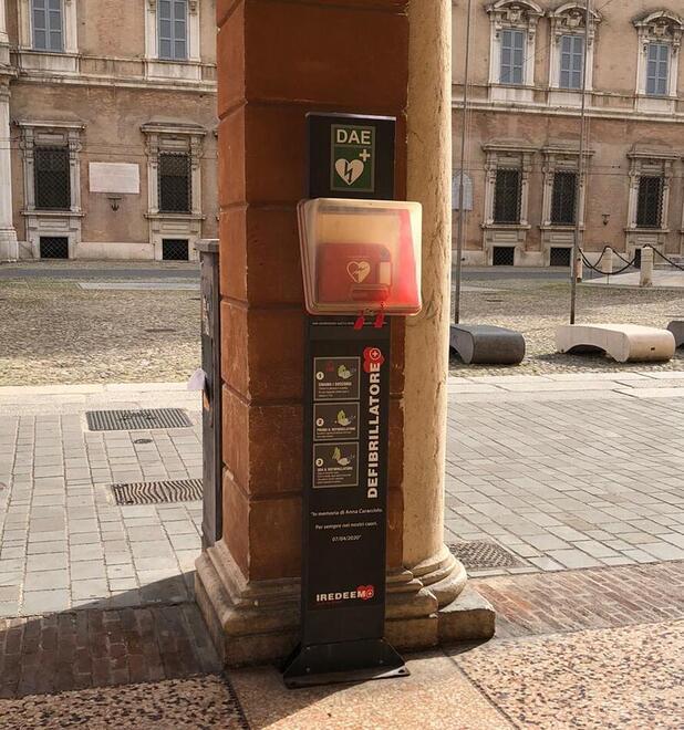 Riattivato il defibrillatore in piazza Roma a Modena: «Non deve essere più dimenticato»