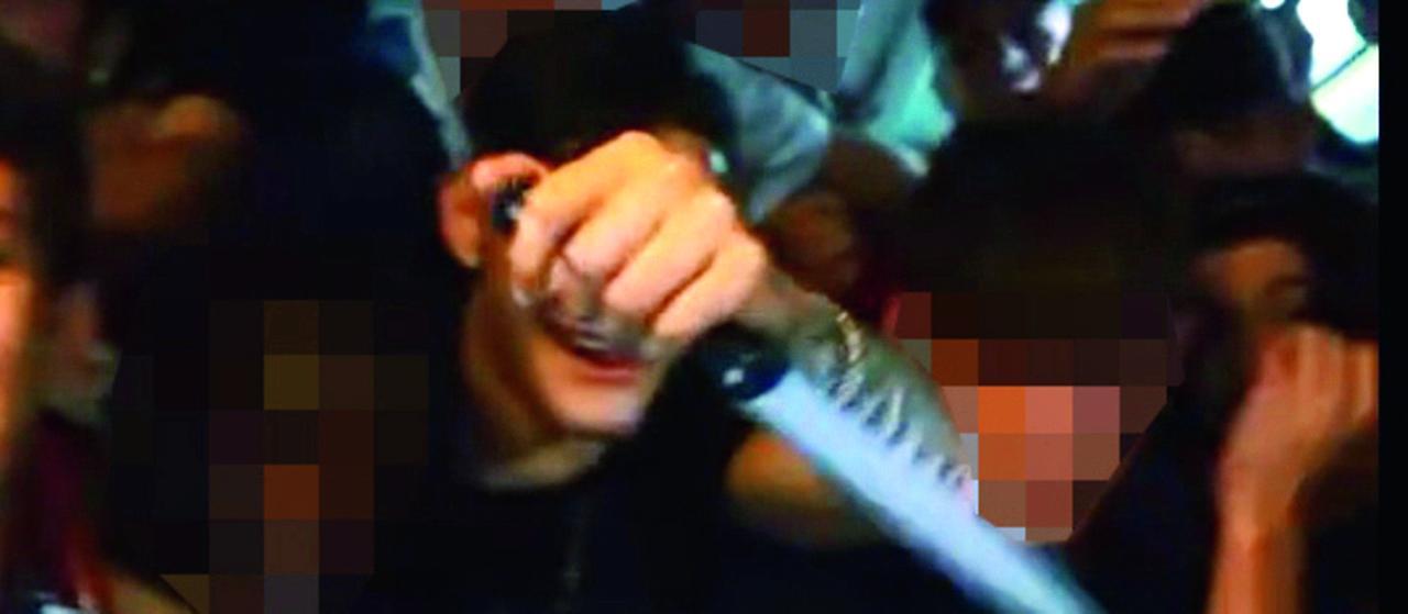 Viareggio, armati sul bus per girare il video trap: l'azienda non sa nulla e ora sono guai