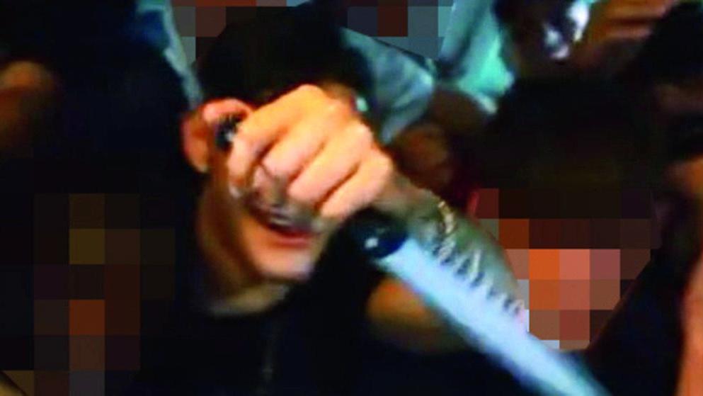 Viareggio, armati sul bus per girare il video trap: l'azienda non sa nulla e ora sono guai